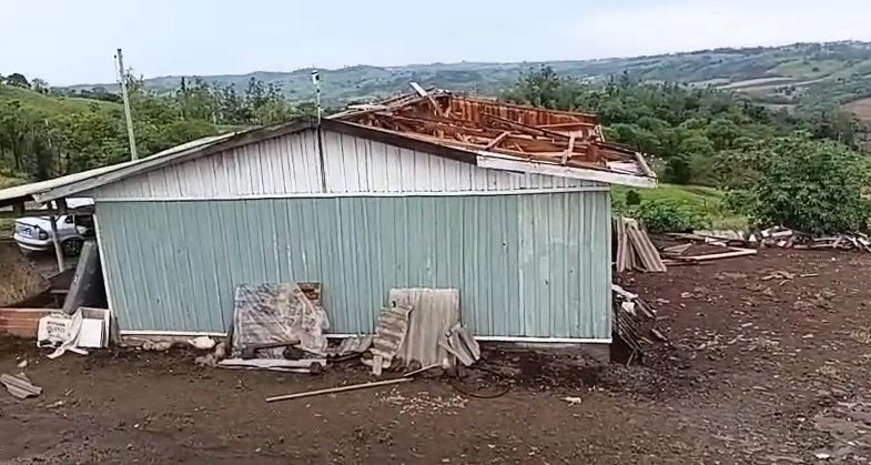 Casa da vó Noemia sem o telhado depois do tornado